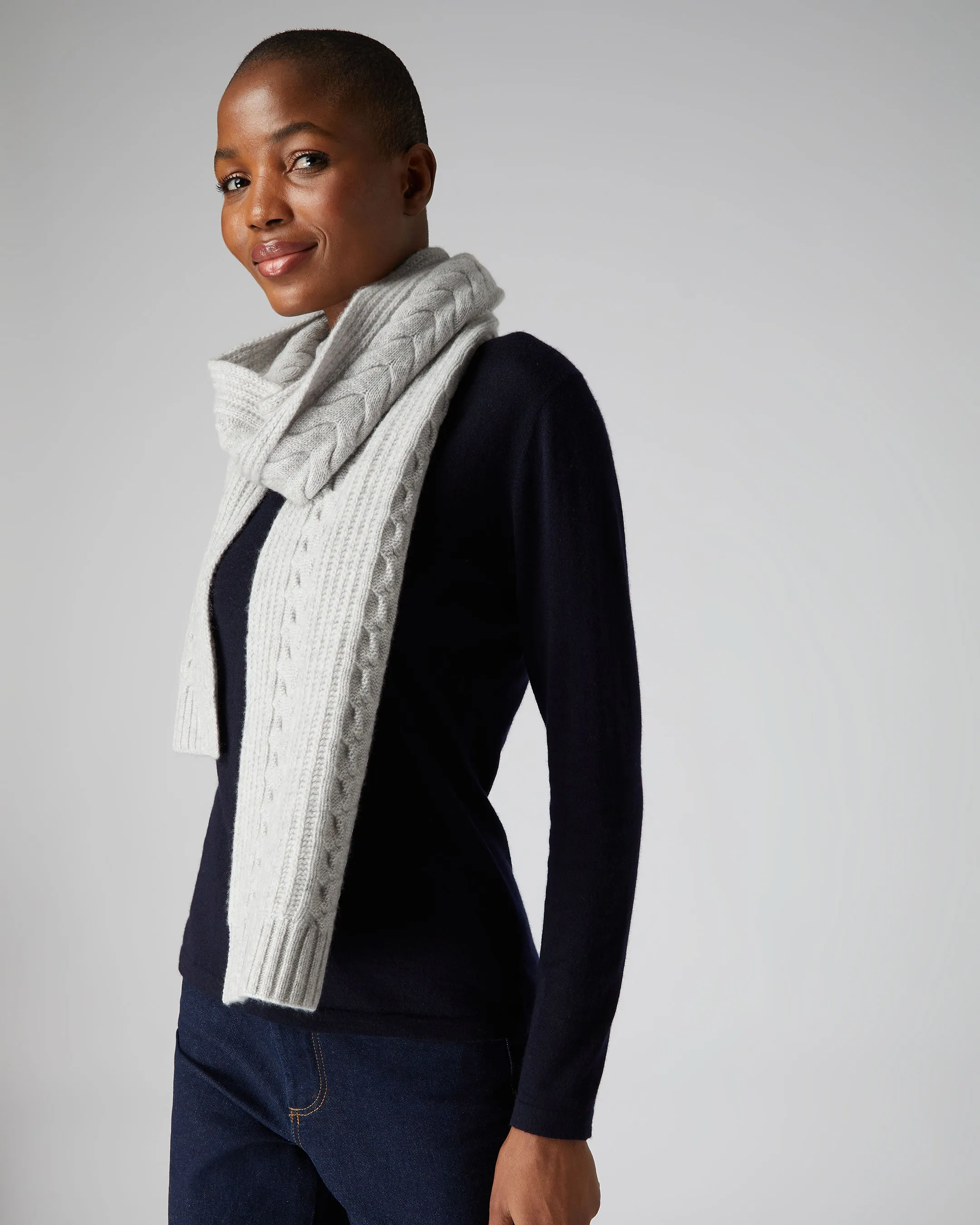 Women's Wide Cable Cashmere Scarf Fumo Grey